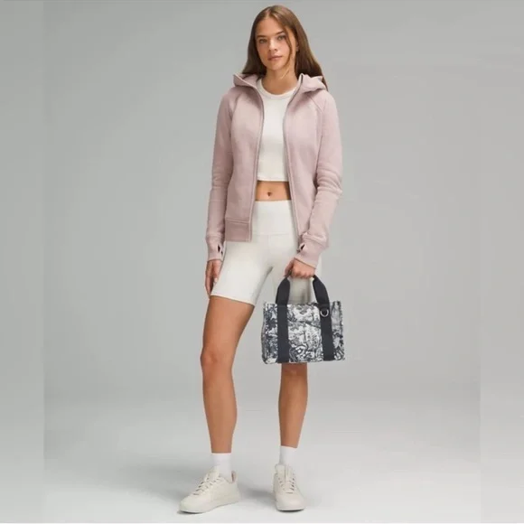 Lululemon NEW Boxy Mini Tote Bag 4.5L Print- Sketch Toile Turtledove Navy - Picture 2 of 6